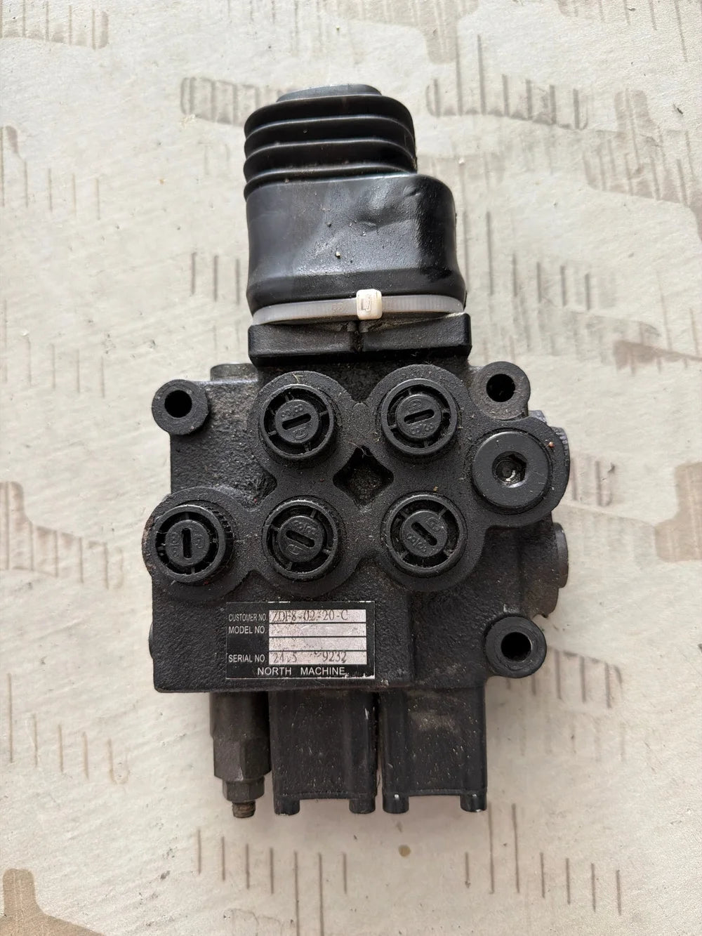 Derette Petrol Model - Right-side Control Valve