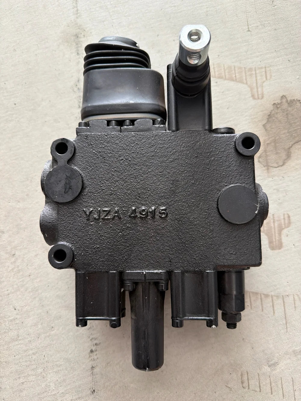 Derette V1000 Bucket/Boom Control Valve
