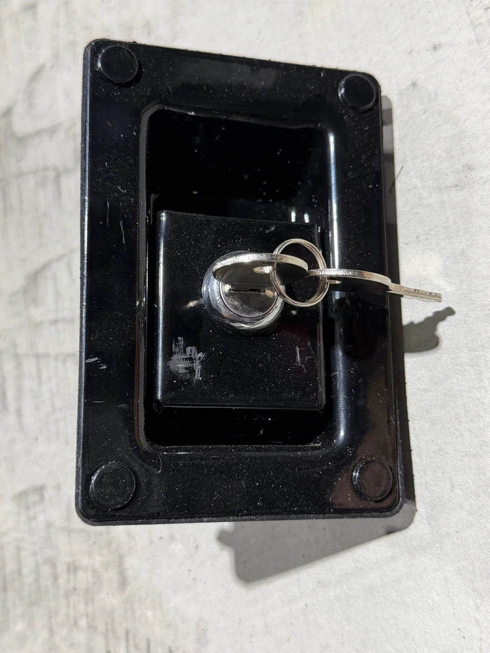 Derette V1000 Hood Lock